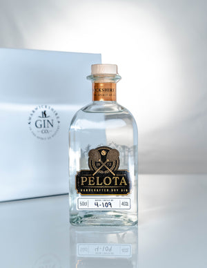 Open image in slideshow, Pelota Dry Gin 50cl in Luxury Gift Box
